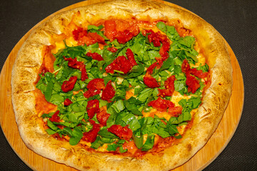 Arugula pizza with sun-dried tomatoes