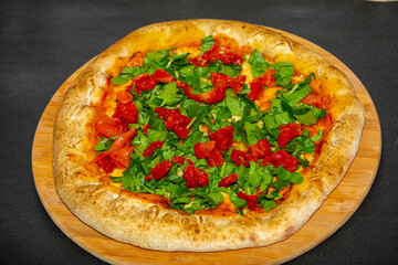 Arugula pizza with sun-dried tomatoes