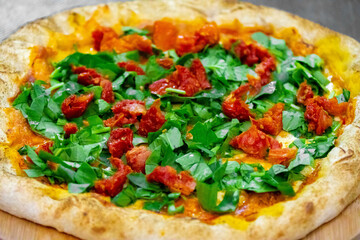Arugula pizza with sun-dried tomatoes