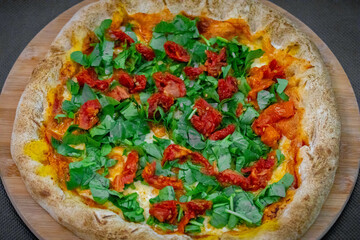 Arugula pizza with sun-dried tomatoes