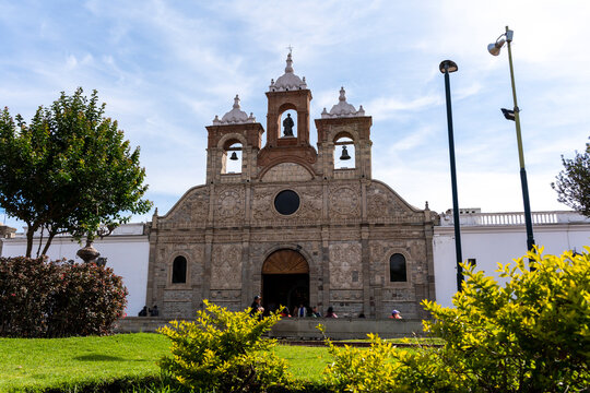 Iglesia la Catedral de Riobamba y parque Sucre, cielo despejado 