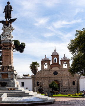 Iglesia la Catedral de Riobamba y parque Sucre, cielo despejado 
