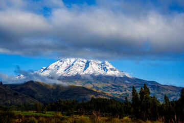Chimborazo, volcán mas alto del Ecuador,  hermosa  vista desde la carretera  