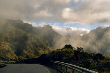 Parque nacional Sangay en ecuador, lagunas de atillo y montañas empinadas de los andes 