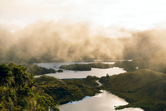 Parque nacional Sangay en ecuador, lagunas de atillo y monta&ntilde;as empinadas de los andes 