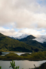 Parque nacional Sangay en ecuador, lagunas de atillo y montañas empinadas de los andes 