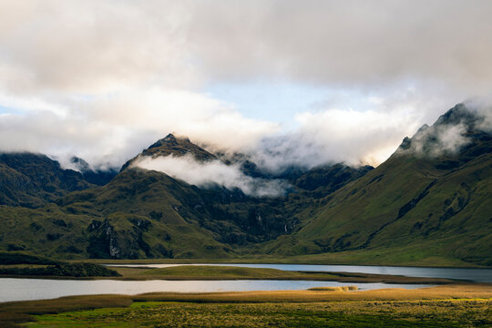 Parque nacional Sangay en ecuador, lagunas de atillo y monta&ntilde;as empinadas de los andes 