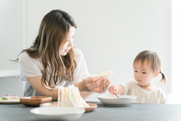 離乳食・ご飯を食べる赤ちゃん・幼児・園児（育児・子育て）

