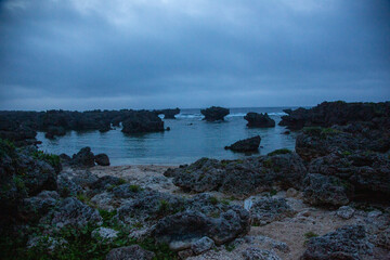 夜明け前の沖永良部島ウシジ浜、奇岩群