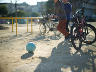 公園で遊ぶ子供