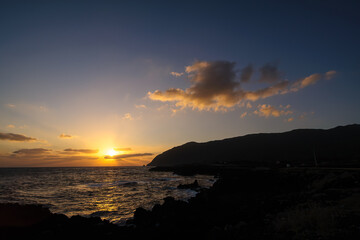 神湊港付近から見る八丈島の朝焼けを受ける八丈富士。
Hachijo-fuji receiving the morning glow of Hachijojima seen from near Kaminato Port.
日本国東京都伊豆諸島の絶海の孤島、八丈島にて。
2020年撮影。
At Hachijojima, an isolated island in the Izu Islands, T