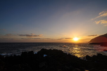 神湊港付近から見る八丈島の朝焼けを受ける八丈富士。
Hachijo-fuji receiving the morning glow of Hachijojima seen from near Kaminato Port.
日本国東京都伊豆諸島の絶海の孤島、八丈島にて。
2020年撮影。
At Hachijojima, an isolated island in the Izu Islands, T