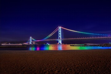 神戸市、明石海峡大橋のライトアップ（虹パターン）