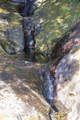 八丈町天然記念物、こん沢林道甌穴群（ポットホール）
三原山の中腹にあるジャングル地帯。
沢沿いに貴重なポットホール（岩盤を流れる水路にできる穴（くぼみ））地帯、こん沢林道甌穴群がある。
この場所の規模ほどのものは大変貴重で、八丈町の天然記念物に指定されている。

散策路は登山道になっているため、登山の装備が必要。
また、雨天時には水量が増すため危険である。

航路の終点、太平洋の大きな孤島、八丈島