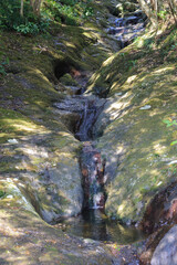 八丈町天然記念物、こん沢林道甌穴群（ポットホール）
三原山の中腹にあるジャングル地帯。
沢沿いに貴重なポットホール（岩盤を流れる水路にできる穴（くぼみ））地帯、こん沢林道甌穴群がある。
この場所の規模ほどのものは大変貴重で、八丈町の天然記念物に指定されている。

散策路は登山道になっているため、登山の装備が必要。
また、雨天時には水量が増すため危険である。

航路の終点、太平洋の大きな孤島、八丈島