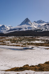 Planicie nevada en primavera con pico montañoso al fondo. Cordillera de los Andes. Patagonia entre...