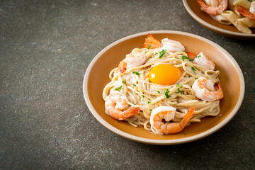 spaghetti white cream sauce with shrimps and egg yolk