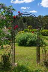 Passaggio in metallo con rose decorative 