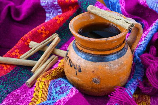 メキシコの伝統的なコーヒー　カフェ・デ・オジャ　シナモンスティックを添えて　コピースペースあり
Traditional Mexican coffee Caf&eacute; de Olla served with cinnamon sticks, copy space available

