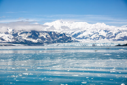 Uitzicht op de Hubbard-gletsjer, deze ligt in het oosten van Alaska en gedeeltelijk in Yukon. De gletsjer komt de baai binnen met het grootste deel van het ijs onder de waterlijn. 