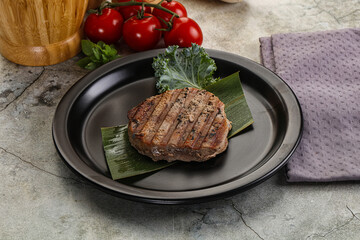 Grilled tuna medallion in the plate