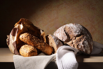 Dal panettiere, still life con vari tipi di pane in primo piano