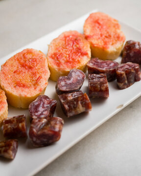 Somalla is a Spanish sausage, it is a product made from authentic pork and cured in its natural casing.