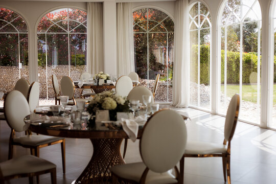 Ristorante elegante con vetrate