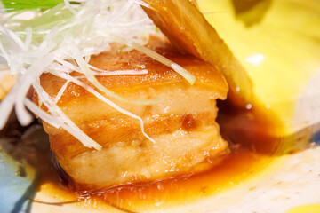 沖縄特産のアグー豚のラフテー（豚の角煮）。
那覇の居酒屋にて美味しい郷土料理の晩ごはん。

日本国沖縄県那覇市にて。
2021年撮影。
Okinawan specialty, Agu pork raftae (stewed pork cubes).
Delicious local cuisine at an izakaya in Naha.

In Naha City, Okinawa, Japa