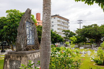 泊港は日本国の開国を交渉するために米国から訪れた、マシュー・ペリーが1853年に寄港した場所。
外人墓地の隣に、その事績を記念した上陸記念碑が置かれている。
日本国沖縄県那覇市にて。
2021年4月27日撮影。

高速ジェット船、クイーンざまみ３世号で慶良間諸島へ向かう。
那覇の海の玄関口、那覇泊港。
Tomari Port was the port of call in 1853 for Mat