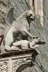 Statue représentant un griffon terrassant un animal sur la façade du Palazzo dei Priori à Pérouse