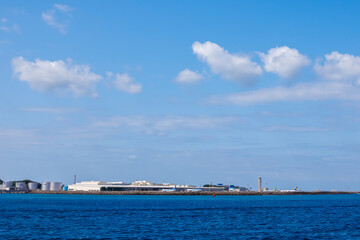 Fototapeta premium 日本国沖縄県那覇市にて。 2021年4月27日撮影。高速ジェット船、クイーンざまみ３世号で慶良間諸島へ向かう。 那覇の海の玄関口、那覇泊港。 