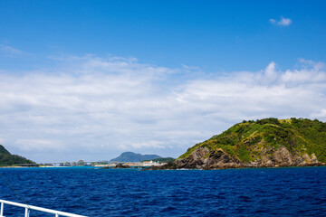座間味諸島の阿嘉島に到着。
美しい阿嘉港に入港。
Arrive at Aka Island in the Zamami Islands.
Arrive at the beautiful Aka Harbor.
日本国沖縄県那覇市にて。
2021年4月27日撮影。

高速ジェット船、クイーンざまみ３世号で慶良間諸島へ向かう。
那覇の海の玄関口、那覇泊港。

In Naha City, Okinawa