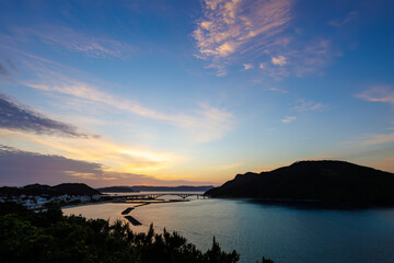早暁の阿嘉島、天城（アマグスク）展望台。
東の座間味島から日が昇る。
右手から慶留間島、阿嘉大橋、阿嘉港が見える。
日本国沖縄県島尻郡慶良間諸島の阿嘉島にて。
2021年4月27日撮影。


At Aka Island, Kerama Islands, Shimajiri-gun, Okinawa, Japan.
Photographed on April 27, 2021.
Amagusuku 