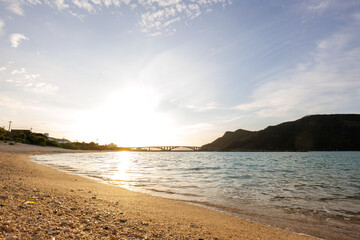 朝の阿嘉島、前浜（メーヌハマ）ビーチ。
最高に美しい白砂のビーチ。
サンゴが砕けてできた砂である。
場所によっては塊のサンゴの残骸が集まっていて、踏みしめるとソーダが弾けるようなシュワシュワとした金属質の高周波の美しい音がする。
日本国沖縄県島尻郡慶良間諸島の阿嘉島にて。
2021年4月28日撮影。
Menuhama Beach, Aka Island in the morning.
The mo