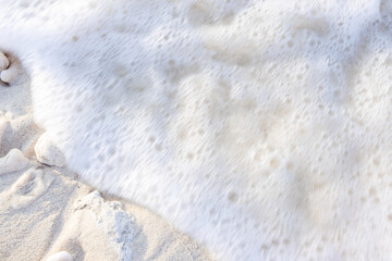 朝の阿嘉島、前浜（メーヌハマ）ビーチ。
最高に美しい白砂のビーチ。
サンゴが砕けてできた砂である。
場所によっては塊のサンゴの残骸が集まっていて、踏みしめるとソーダが弾けるようなシュワシュワとした金属質の高周波の美しい音がする。
日本国沖縄県島尻郡慶良間諸島の阿嘉島にて。
2021年4月28日撮影。
Menuhama Beach, Aka Island in the morning.
The mo - obrazy, fototapety, plakaty