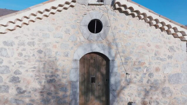 Plongez dans une perspective divine de la chapelle de Done &agrave; Montbrun les Bains, France, &agrave; travers cette vid&eacute;o a&eacute;rienne saisissante.
