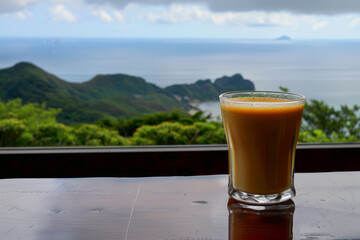 Café con leche en la terraza del hotel con vistas de paisaje del mar.