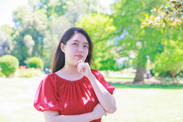 Fototapeta premium 考えるポーズをする女性