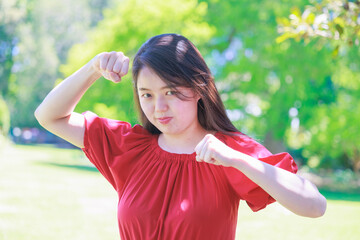 拳を上げて怒る女性