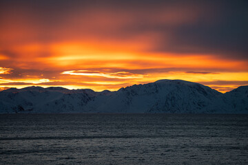 Fototapeta premium A lovely sunset over the sea and mountains