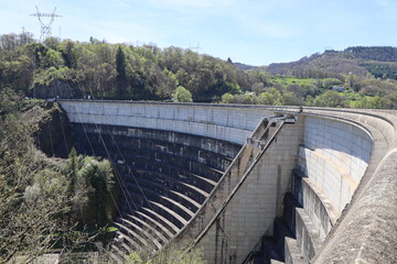 Barrage hydroélectrique sur la rivière Dordogne, ville de Bort-Les-Orgues, département de la...