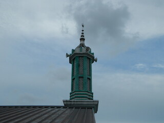 Obraz premium Photo of the mosque tower taken from the top floor of a multi-storey building. The mosque tower is used as a marker and also as a loudspeaker