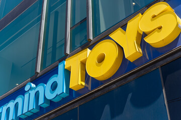 Obraz premium close-up detail of Mastermind Toys sign and exterior building facade located at 1133 Yonge Street in Toronto, Canada