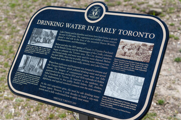 Obraz premium Drinking Water In Early Toronto (history plaque with inscription located near Rosehill Reservoir)