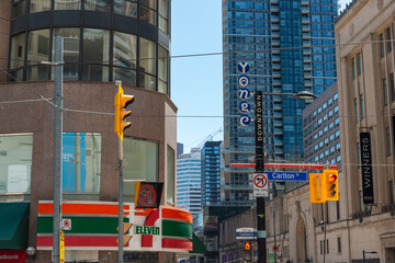Naklejka premium general view of Yonge street at Carlton with sign of 7-Eleven, a convenience store chain, in downtown Toronto, Canada