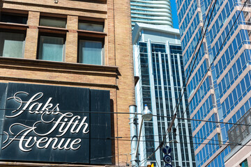 Naklejka premium exterior sign and building of Saks Fifth Avenue, a upscale department store, located at 176 Yonge Street in downtown Toronto, Canada