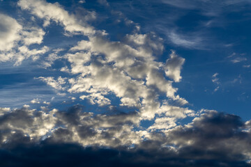 夕暮れ前の輝く雲