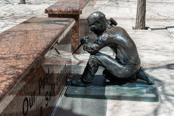 Obraz premium sculpture at WSIB Simcoe Park Workers Monument 100 Workers located at 200 Front Street West in Toronto, Canada