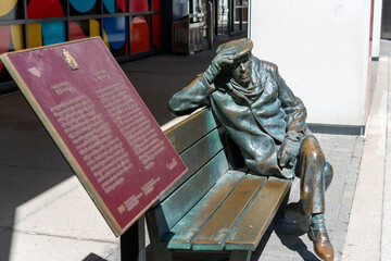 Obraz premium Glenn Gould by Ruth Abernethy with Historic Sites and Monuments Board of Canada located in front of CBC Headquarters 250 Front Street West in Toronto, Canada - focus on seated statue
